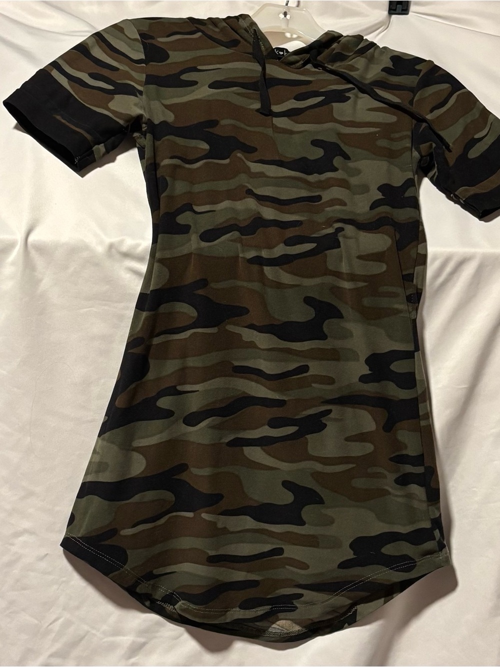 Derek Heart Camo Hooded Short Sleeve Mini Dress in Olive & Brown